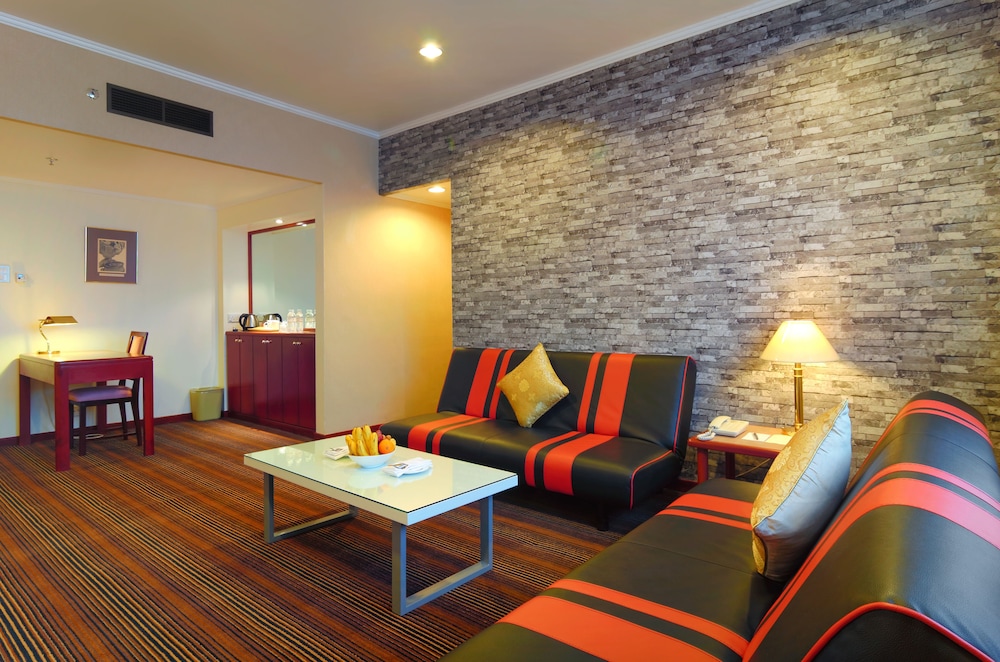 Suite with Steam Room (Triple) - Photo 7
