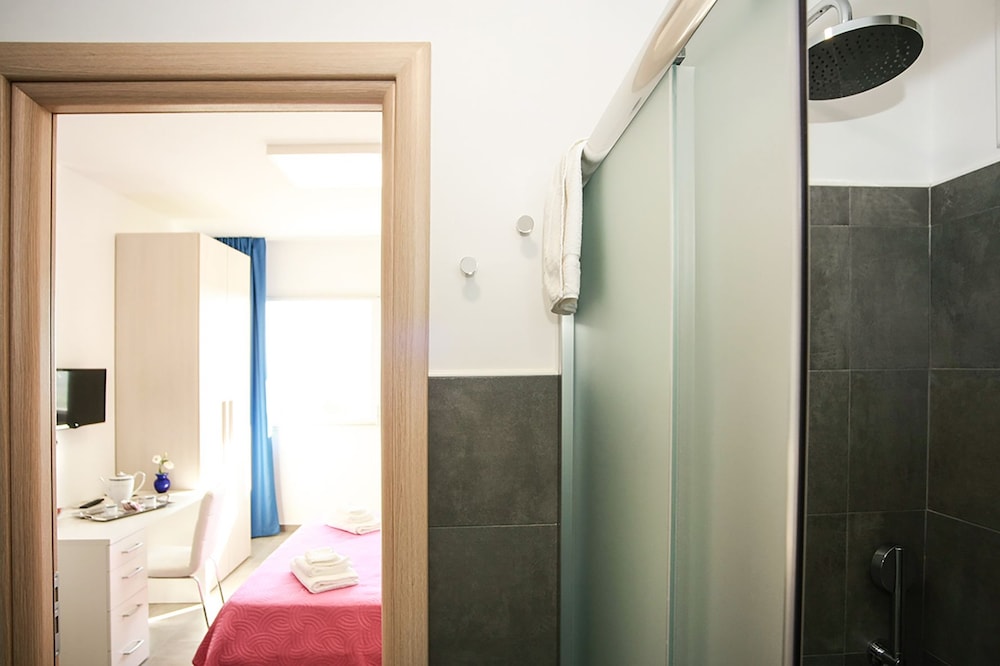 Double Room - Photo 6