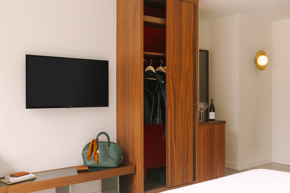 Superior Room, 1 King Bed, Balcony, City View photo 2