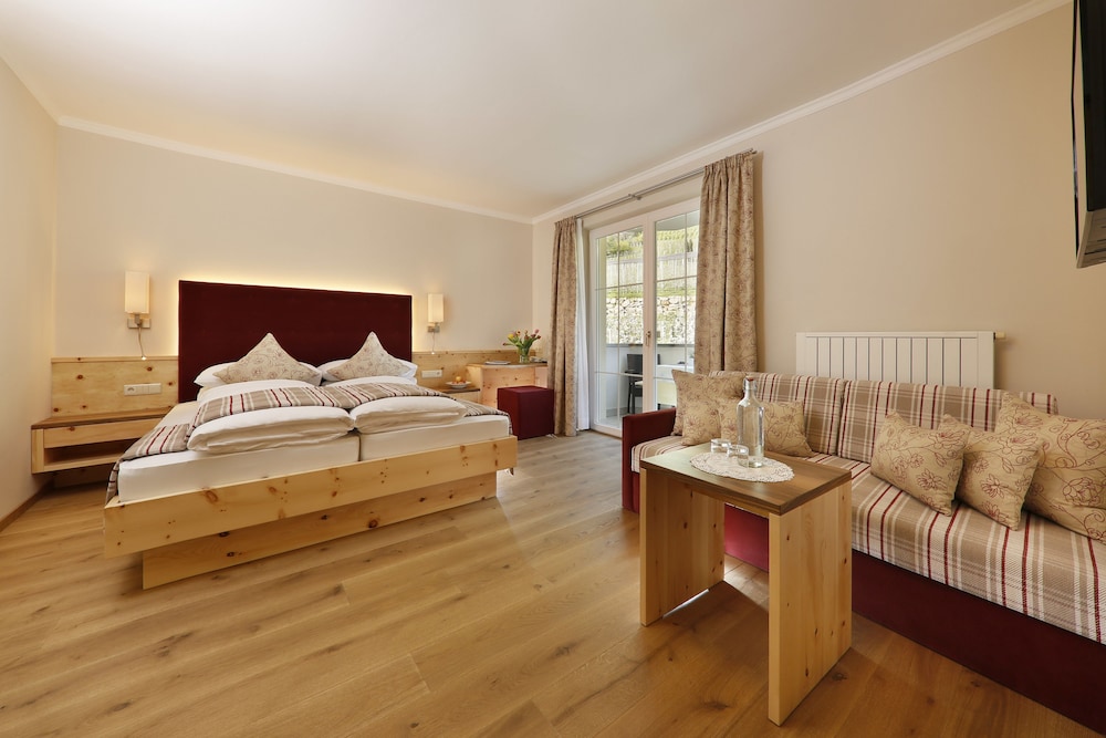 Classic Double Room, 1 King Bed photo 1