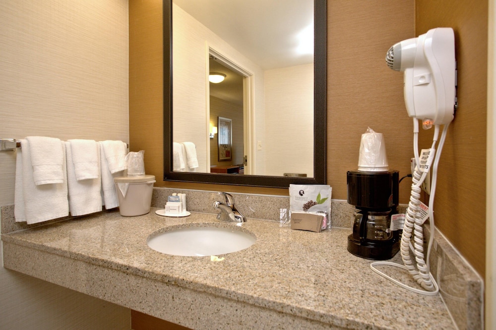 Room, 1 King Bed (Mobility Accessible, Tub) - Photo 6