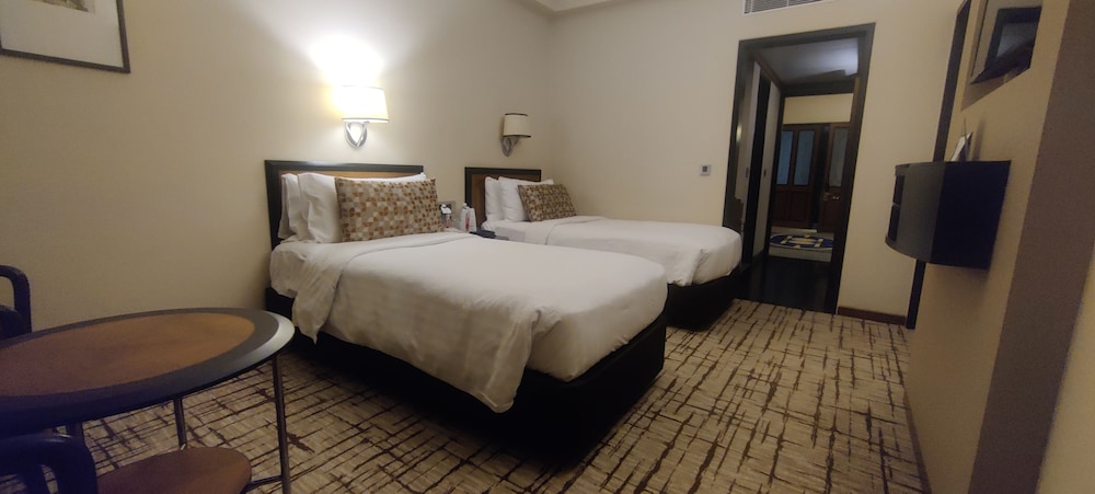 Executive Suite, 2 Twin Beds - Photo 3