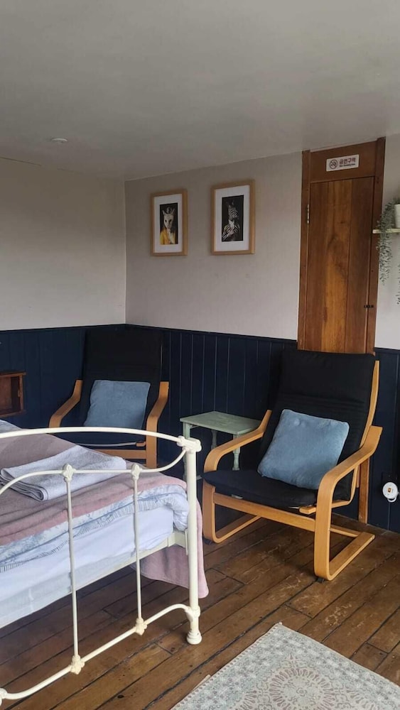 Classic Double Room, Ensuite, Marina View photo 3