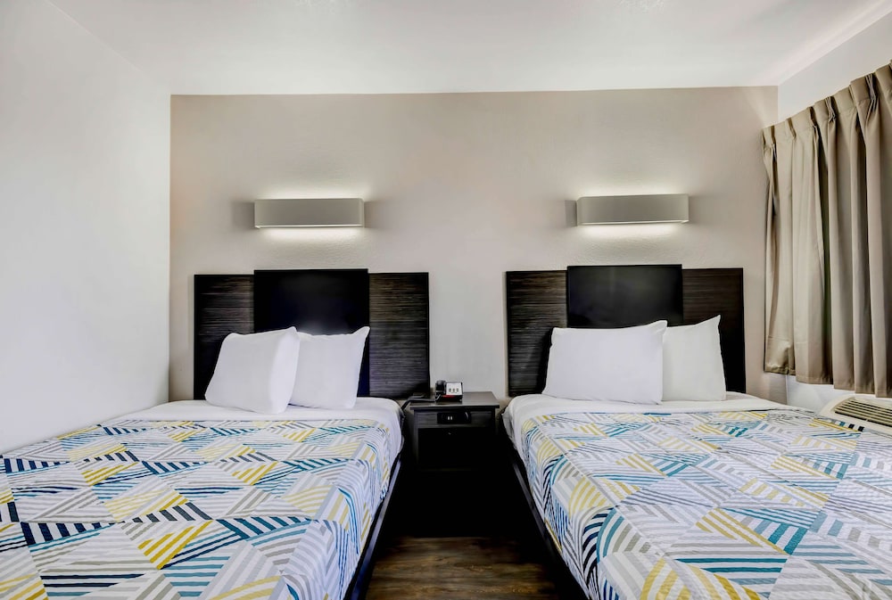 Deluxe Room, 2 Double Beds, Non Smoking, Refrigerator & Microwave photo 1