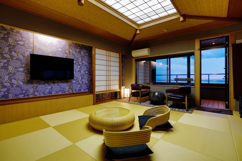 Deluxe Suite, 1 Bedroom, Private Bathroom, Ocean View photo 3
