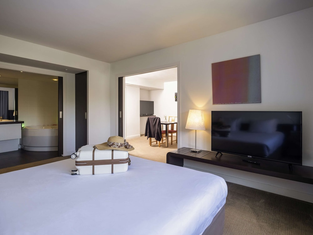 Suite, 1 King Bed photo 2