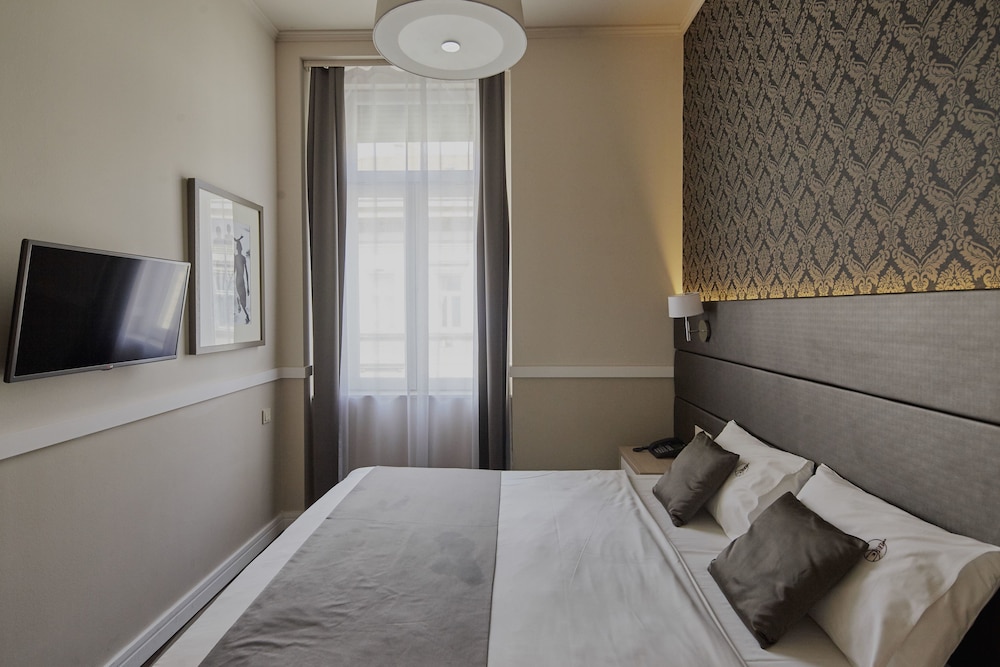 Suite, 2 Bedrooms, City View - Photo 1