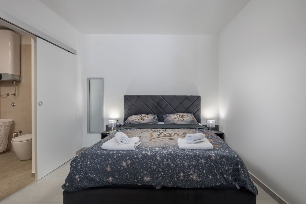 Family Studio (Viky's Place 2)