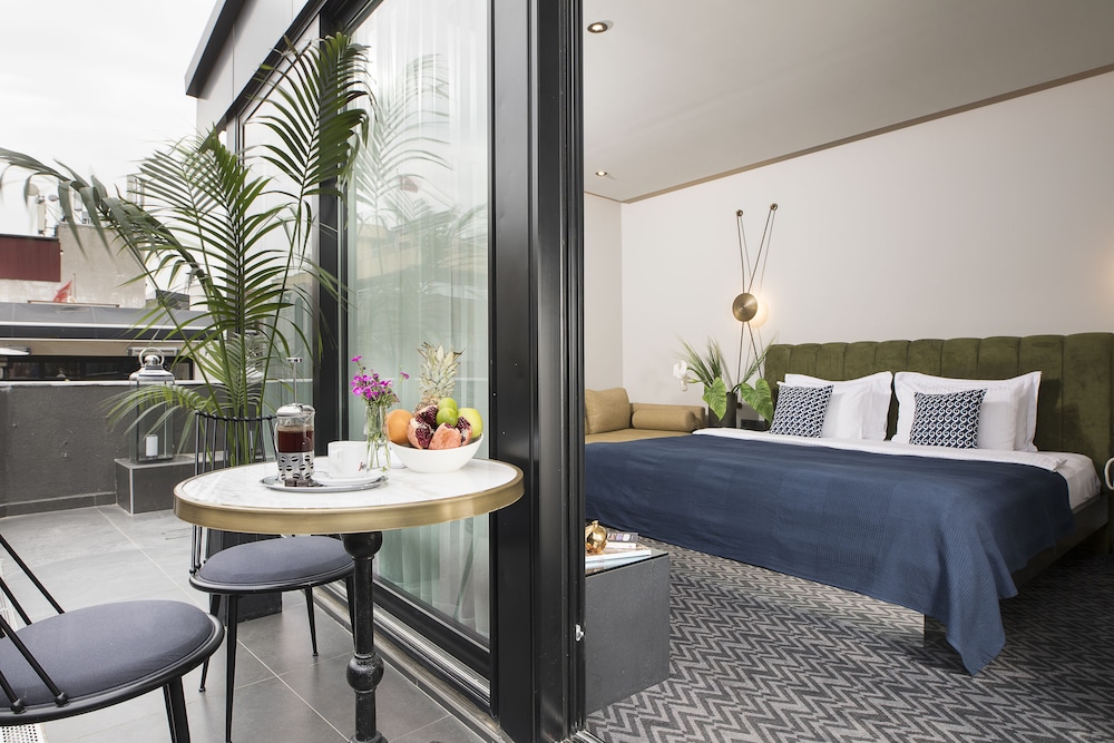 Junior Suite, 1 King Bed, Balcony, City View photo 3