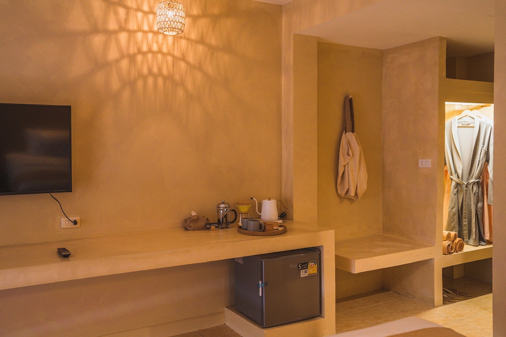 Deluxe Room, 2 Twin Beds, Pool Access - Photo 4