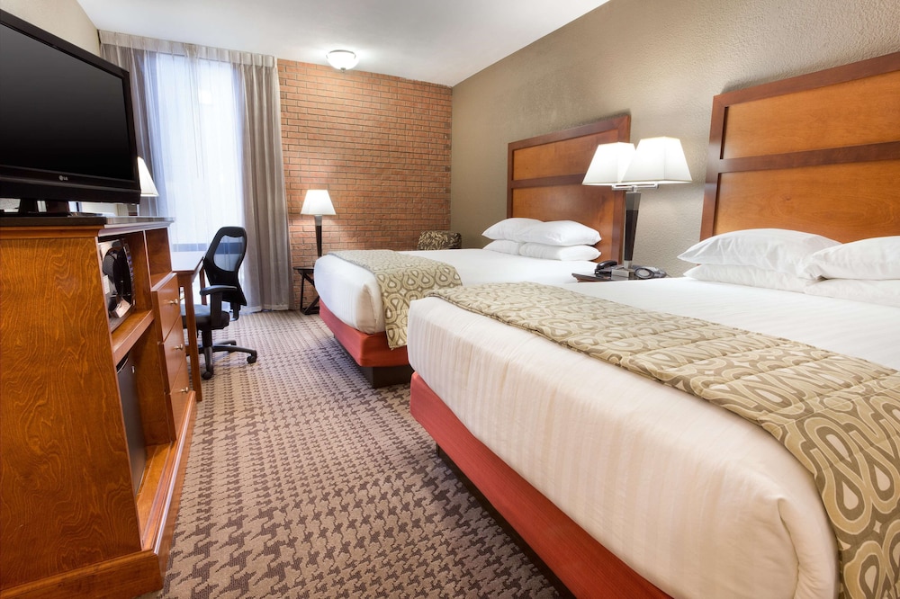 Deluxe Room, 2 Queen Beds, Accessible, Refrigerator & Microwave (Tub, Upper Floor)
