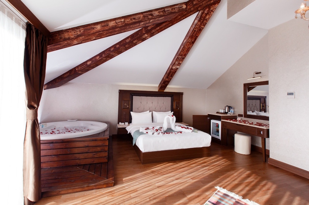 Deluxe Suite, Hot Tub, Lake View