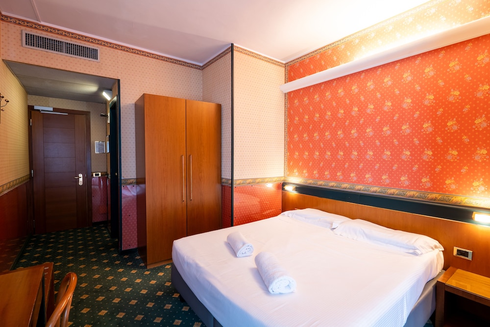 Double Room Single Use thumbnail 5