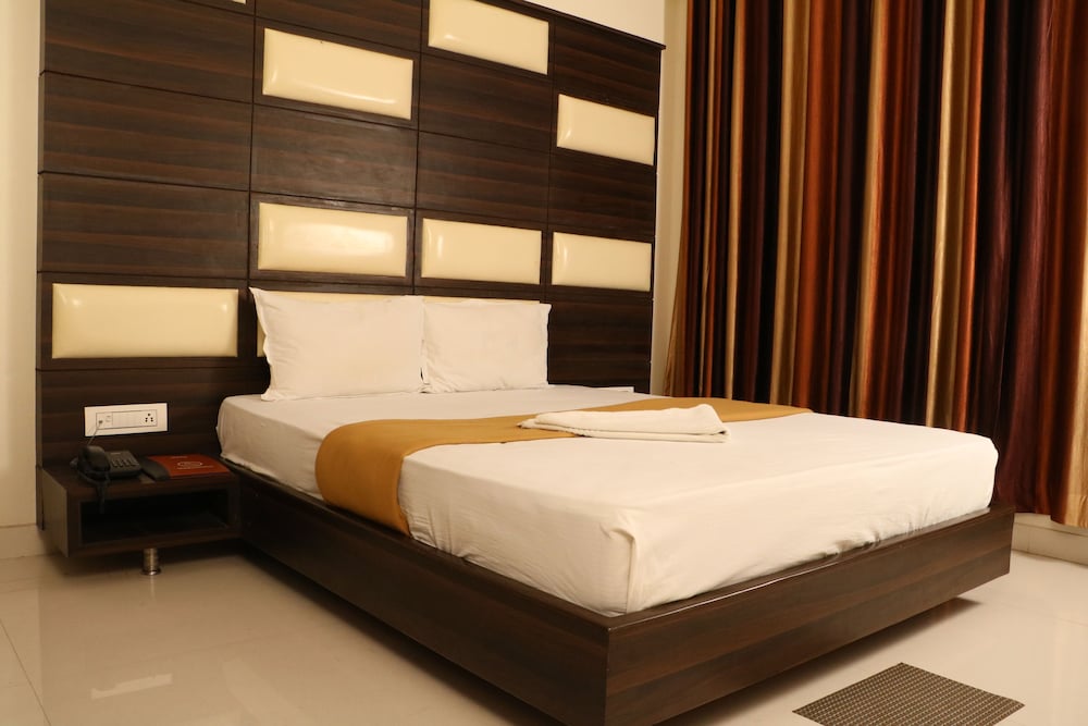 Deluxe Room, 1 Large Twin Bed, Smoking photo 2