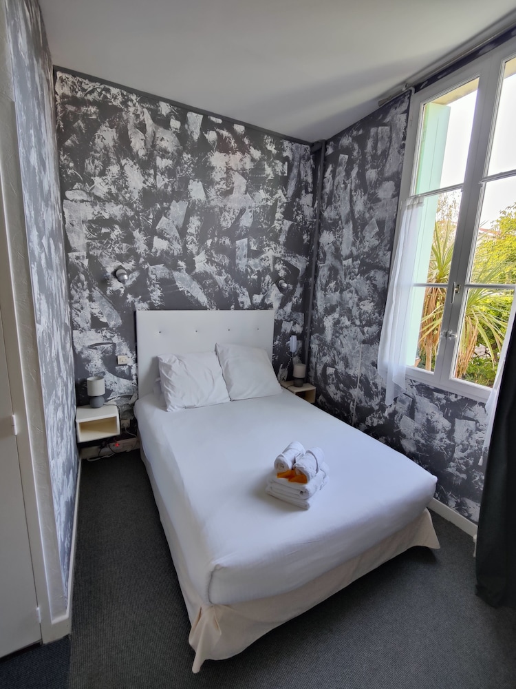 Superior Triple Room, Balcony, Partial Ocean View photo 3