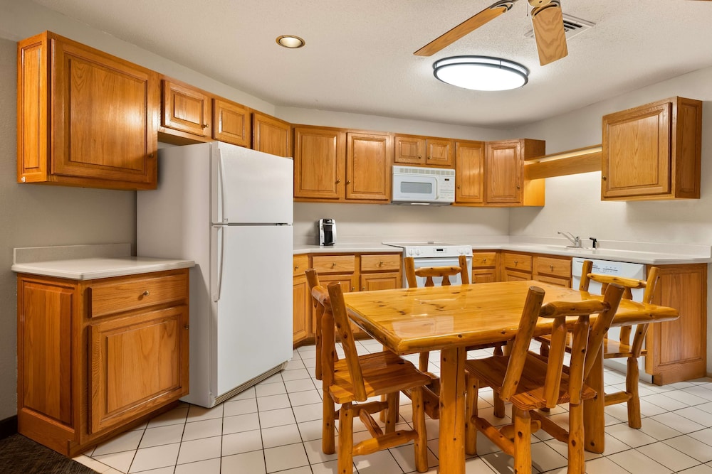 Suite, 1 King Bed, Non Smoking, Jetted Tub (Full Kitchen) photo 2