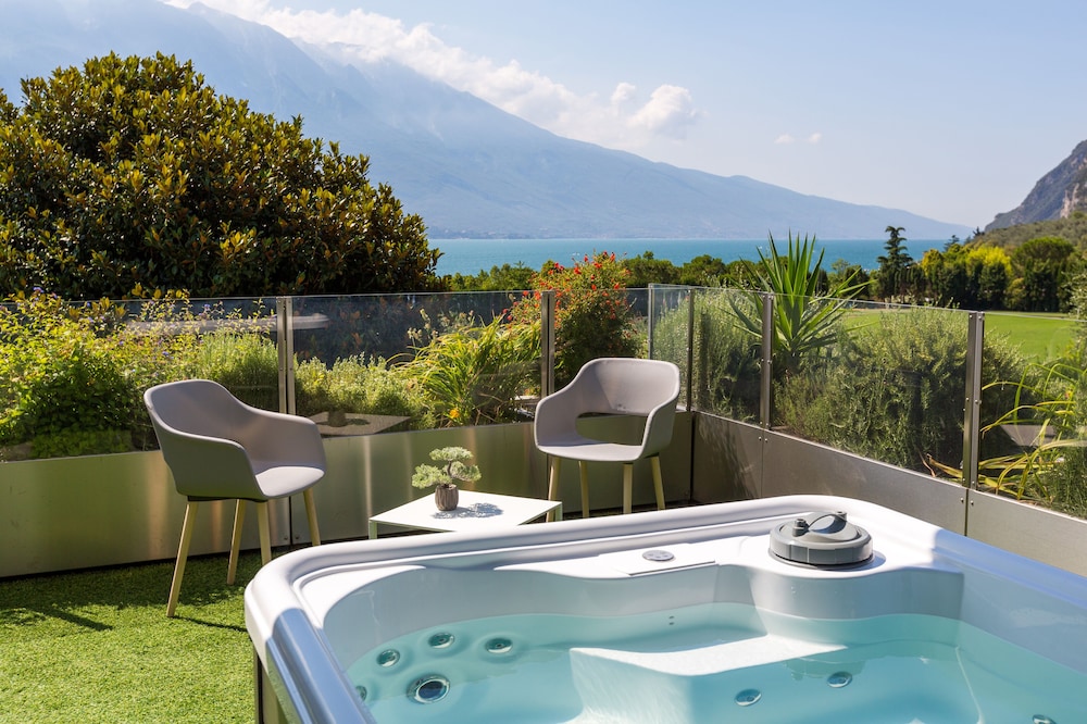 Studio Suite, Hot Tub, Lake View (XL Terrace)