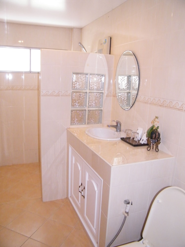 Superior share bathroom photo 2