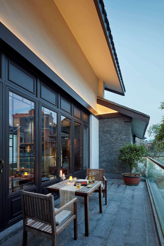 Superior Villa, Lake View