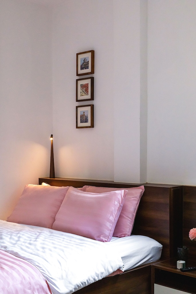 Superior Studio, 1 Queen Bed, Private Bathroom, City View