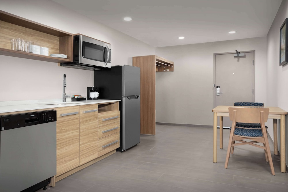 Suite, 1 Bedroom - Photo 4