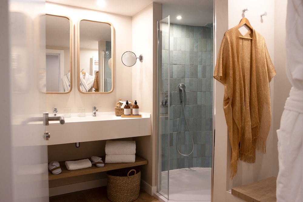 Sunset Deluxe Double Room thumbnail 5