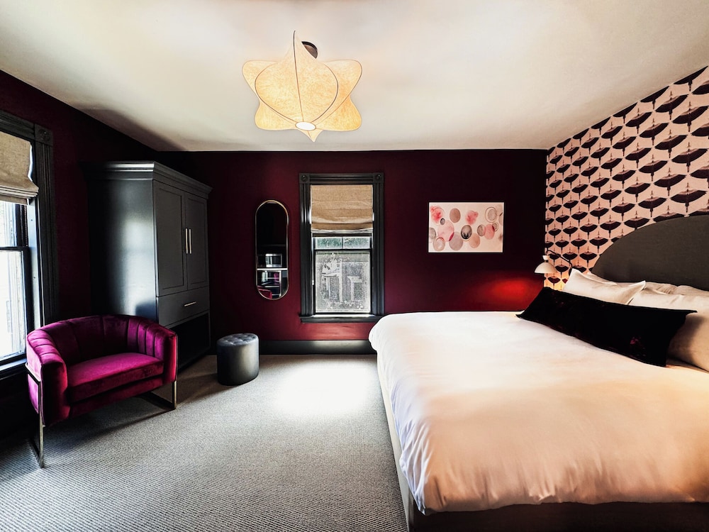 Economy Room, 1 Queen Bed, Non Smoking, Private Bathroom photo 2