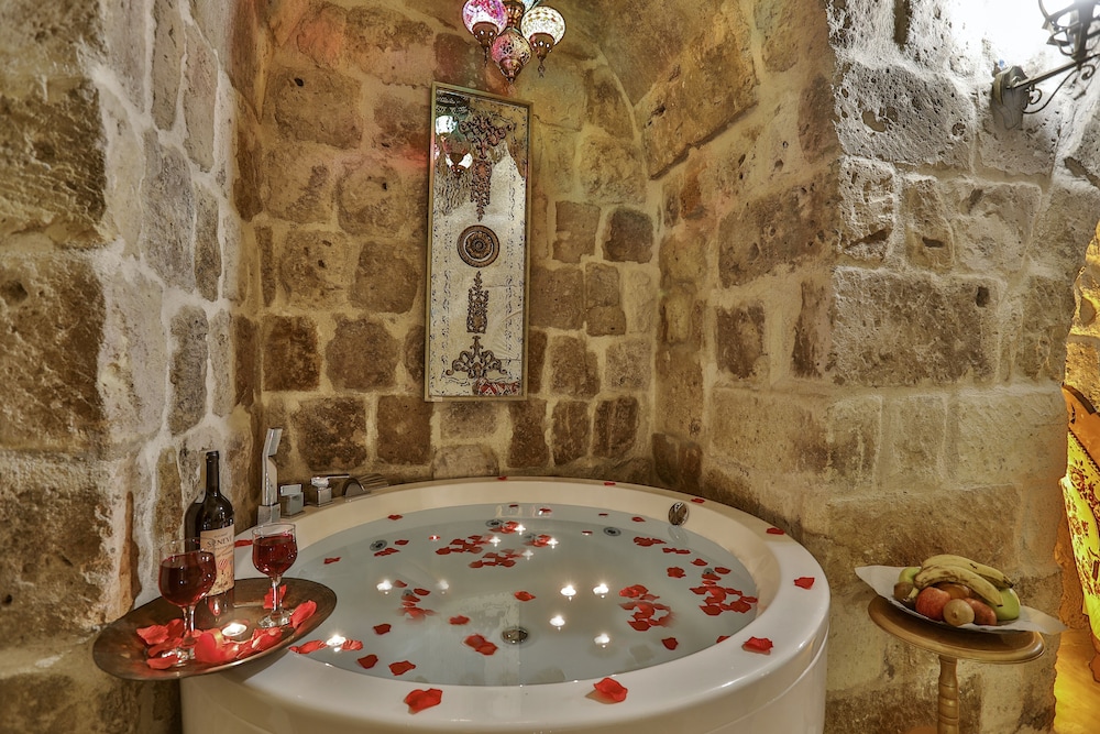 Deluxe Suite, Non Smoking, Jetted Tub - Photo 5