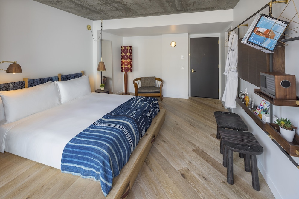 Junior Suite, 1 King Bed, Balcony, City View photo 3