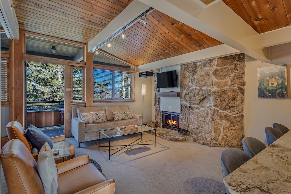 Premier Studio (Unit 114)