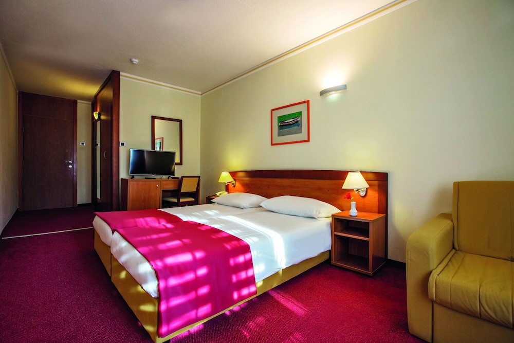Twin Room + 2 22m² Courtyard/Park View with Balcony