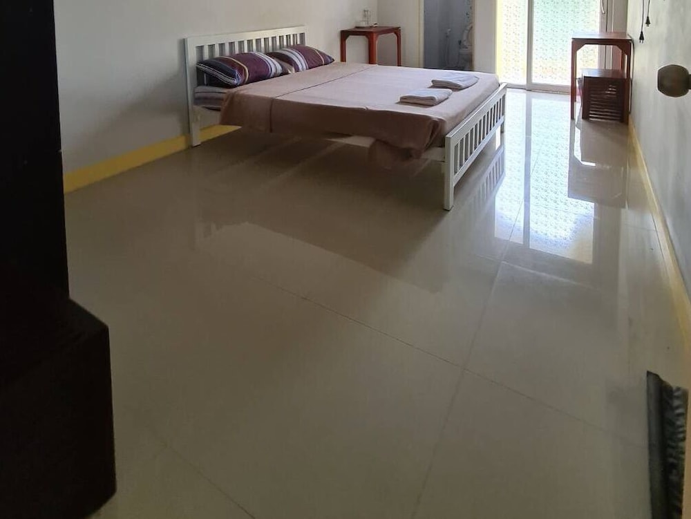 Basic Room, 1 King Bed, Non Smoking, Private Bathroom photo 1