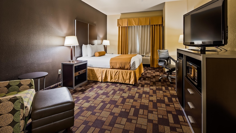 Standard Room, 1 Queen Bed, Non Smoking, Refrigerator & Microwave