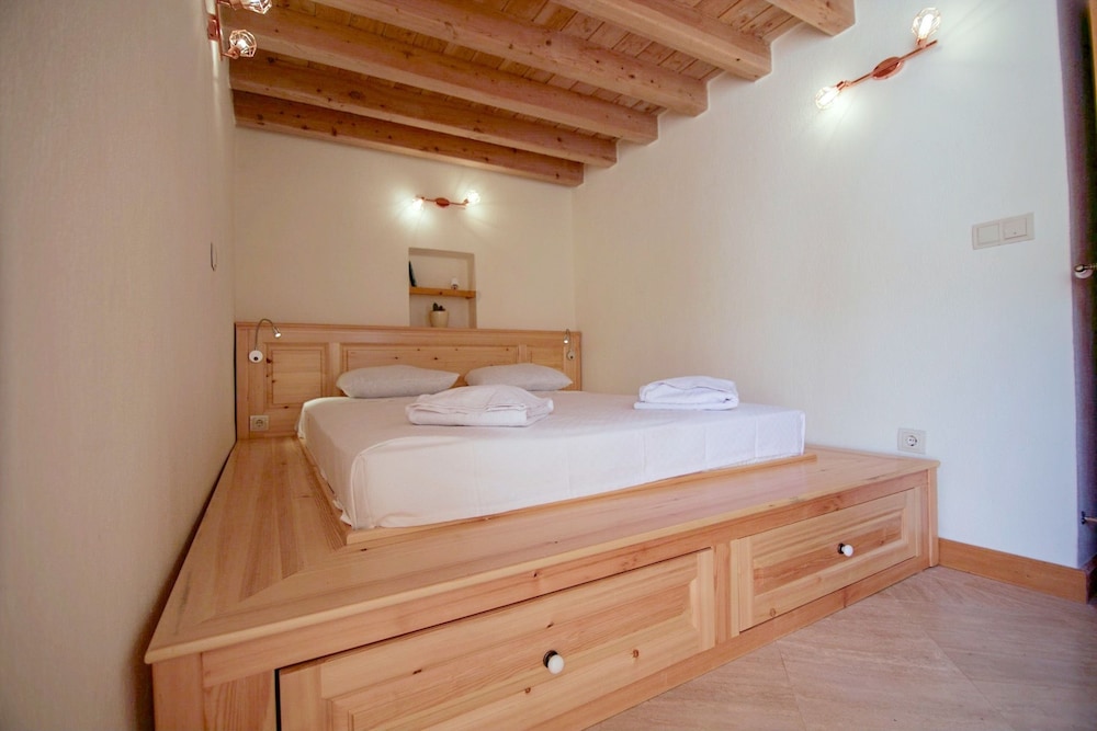 Senior Suite, Kitchen, Poolside