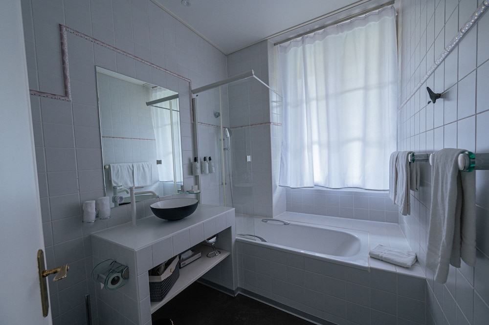 Junior Suite with Balcony, Garden & Lake View photo 3