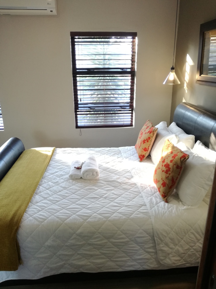 Comfort Room, 1 Queen Bed (Self Catering) photo 3