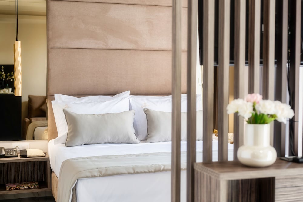 Deluxe Junior Suite - Photo 10