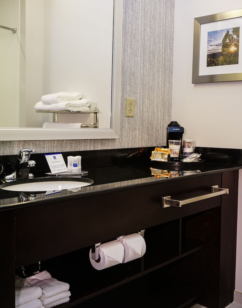 Standard Room, 1 King Bed, Accessible, Bathtub photo 2