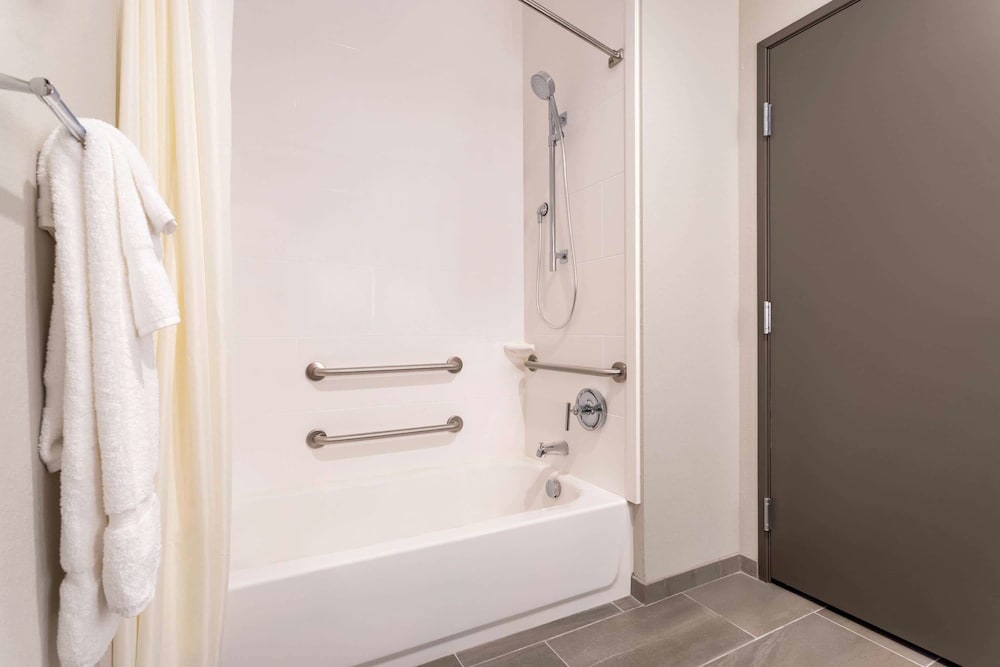 Room, 1 King Bed with Sofa bed, Accessible, Non Smoking (Mobility, Bathtub w/ Grab Bars) - Photo 4