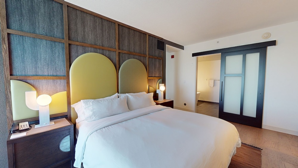 Premium Room, 1 King Bed (Mobility Accessible, Roll-in Shower) - Photo 6