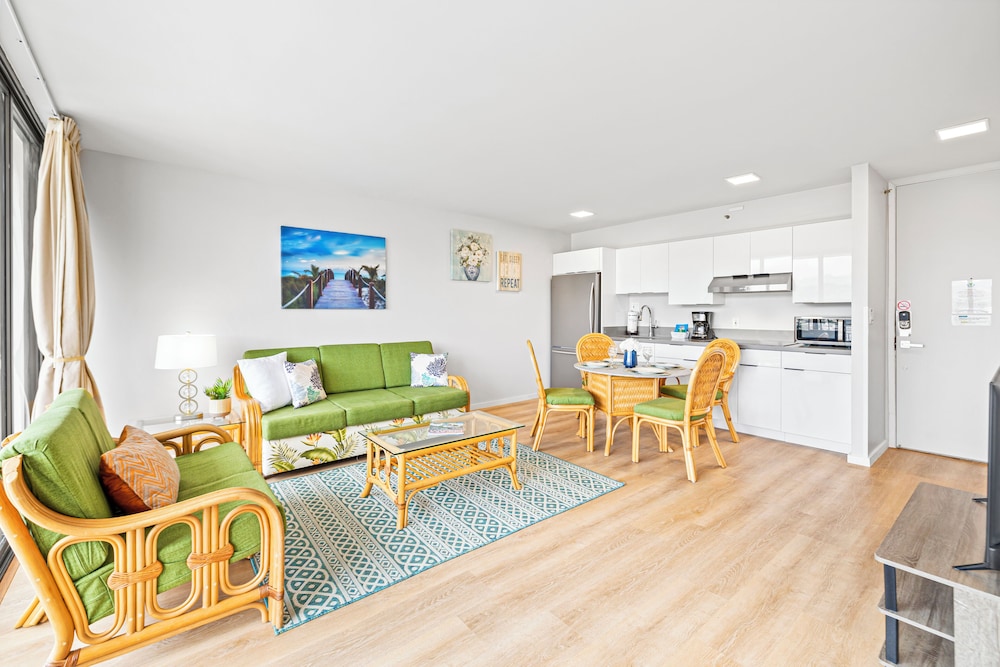 High Floor Mountain View Condo with 2 Beds and Parking: Condo, 1 Bedroom, Mountain View (0148) photo