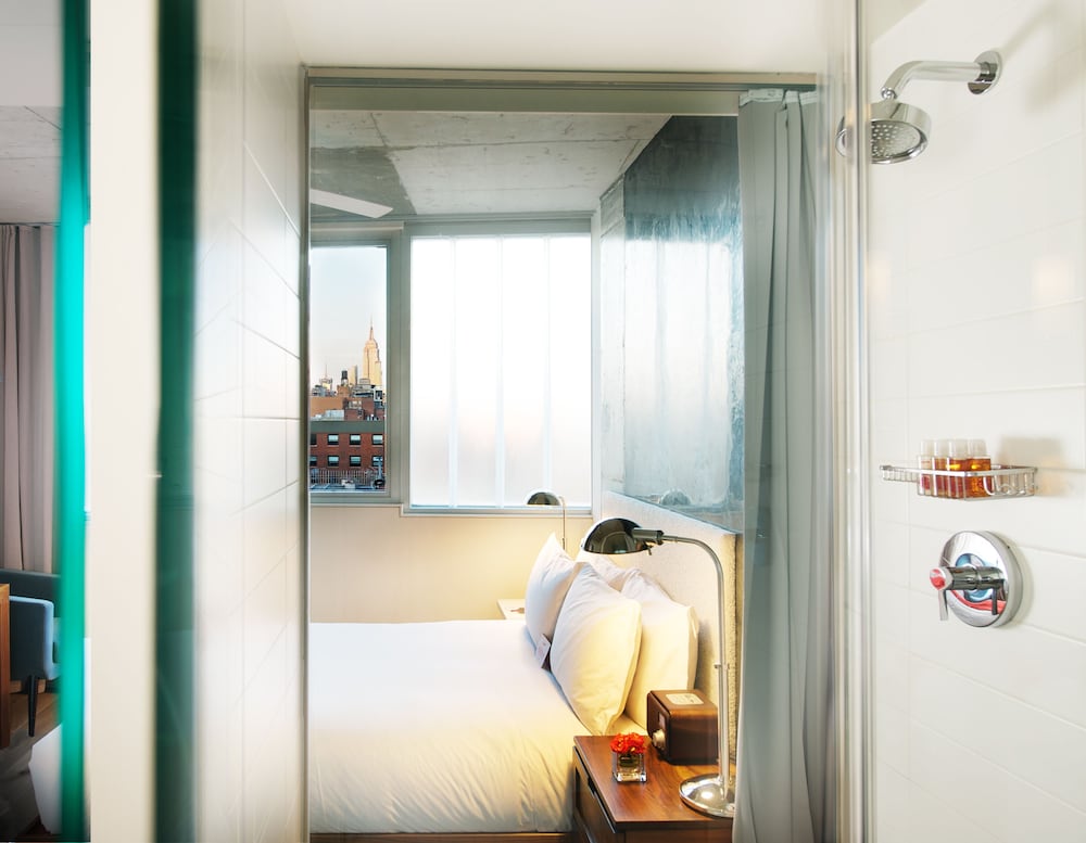 Standard Room, 1 Queen Bed thumbnail 6