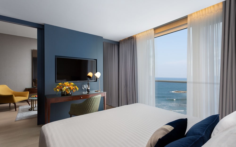 Junior Suite, 1 King Bed, Sea View - Photo 3