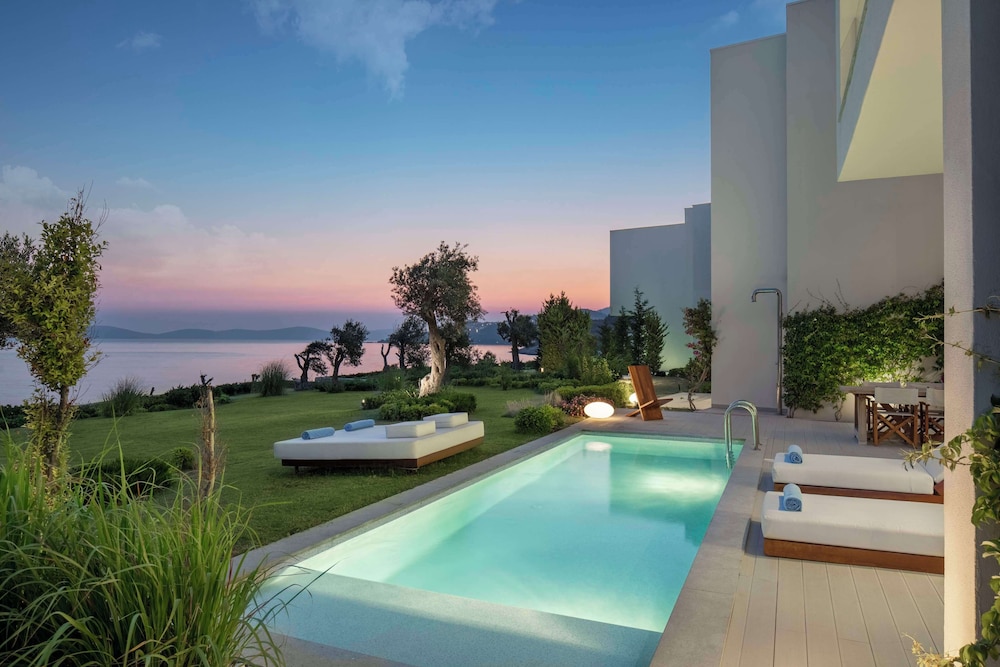 Premium Suite, 1 King Bed, Pool Access