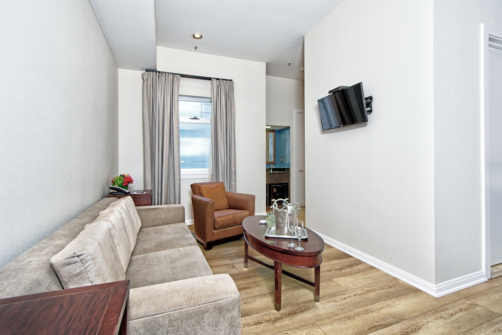 Executive Suite, 1 King Bed with Sofa bed, Patio (Executive Suite-King & pullout sofa) photo 3