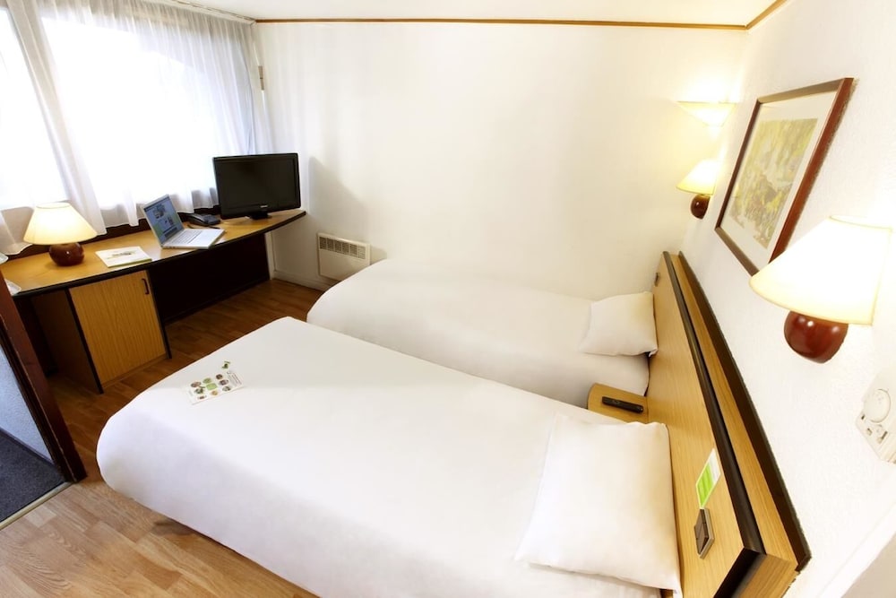 Standard Room, 2 Twin Beds - Photo 1