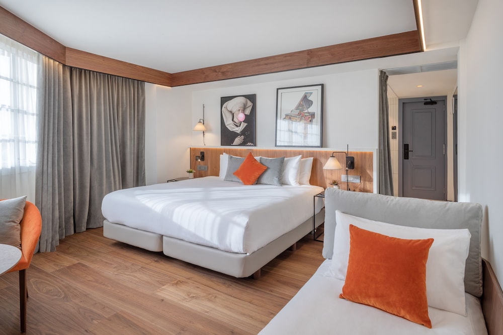 The Level, Family Room with Executive Lounge Access