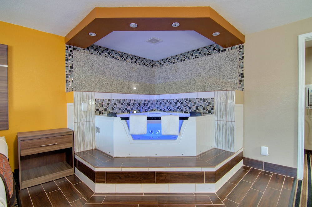 Honeymoon Suite, 1 King Bed photo 2