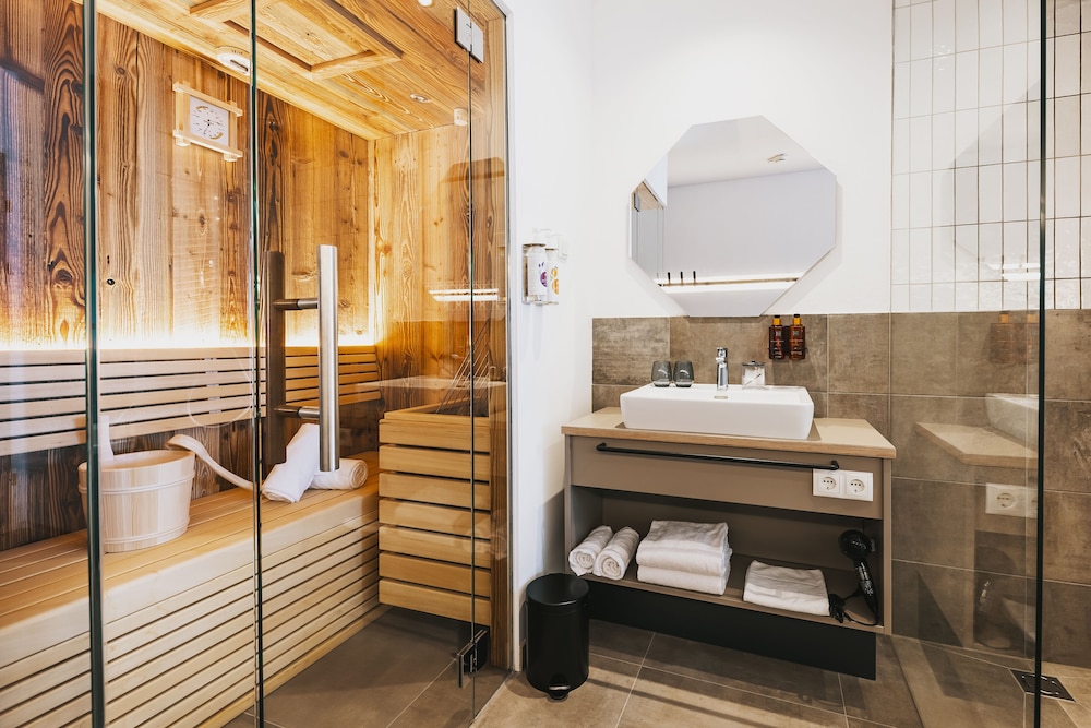 1-Bedroom Suite with Sauna - Photo 5