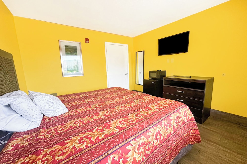 Room, 1 King Bed, Smoking - Photo 4